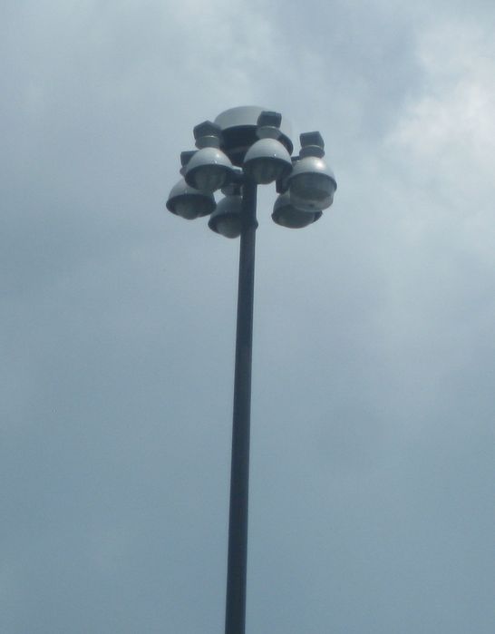 What do you notice about this highmast? 
This particular one is found in Northern Baltimore City...and has HPS...One of the earliest HPS highmasts!

What do you notice about this one? 
Keywords: American_Streetlights