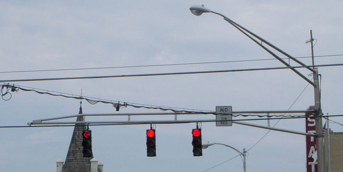 Traffic light setup with M-400 r2
Located in downtown Elizabethtown, next to the clamshell.

M-400 r2 is 400w Mercury Vapor
Keywords: American_Streetlights
