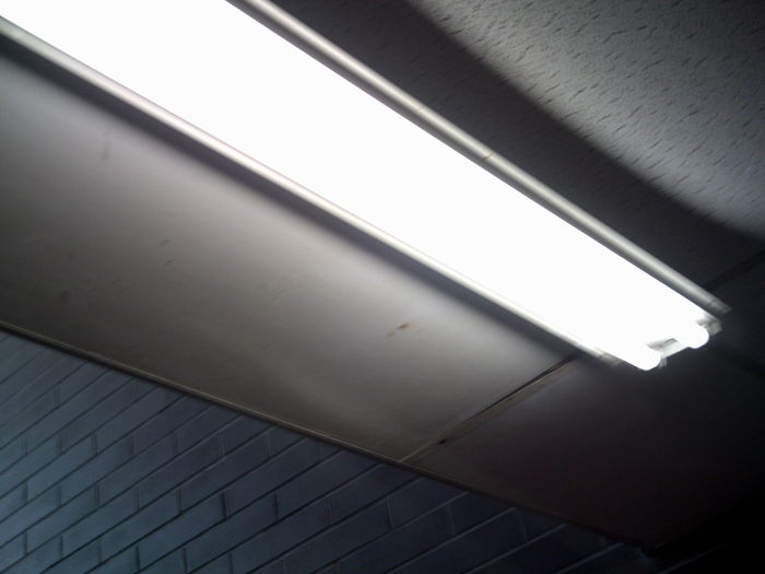 Diffuserless wrap light at school
Allmost all of this type of wrap here has the diffuser gone.
Keywords: Indoor_Fixtures