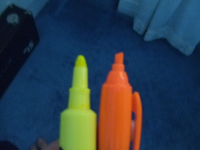 2 highlighters (for fluorescence demo), under normal (daylight)
2 fluorescent highlighters
Keywords: Miscellaneous