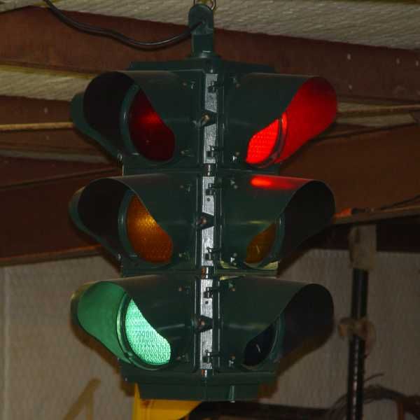 Sargent-Sowell fixed 4-way
Sargent-Sowell fixed 4-way.  Controller is located in a small compartment underneath the signal.
Keywords: Traffic_Lights