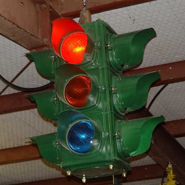 Signal Service Corporation fixed 4-way
A restored Signal Service Corporation (SSC) fixed 4-way traffic signal with Kopp 27 lenses.
Keywords: Traffic_Lights
