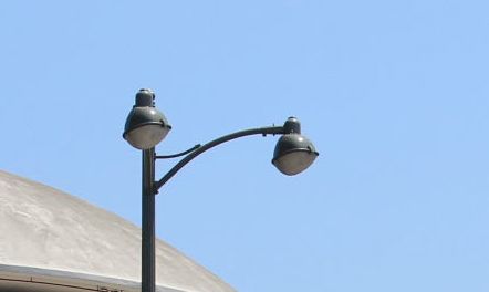 Double GE form 101FR Wilshire Blvd. Miracle Mile Los Angeles.
Combination luminaire using 101 NEMA head on Form 400 pendant optical assembly. Horizontal lamp mounting.
Keywords: American_Streetlights