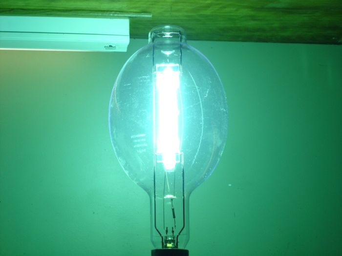 Standard 1000W
The Standard 1000W metal halide lamp warming up.
Keywords: Lit_Lighting
