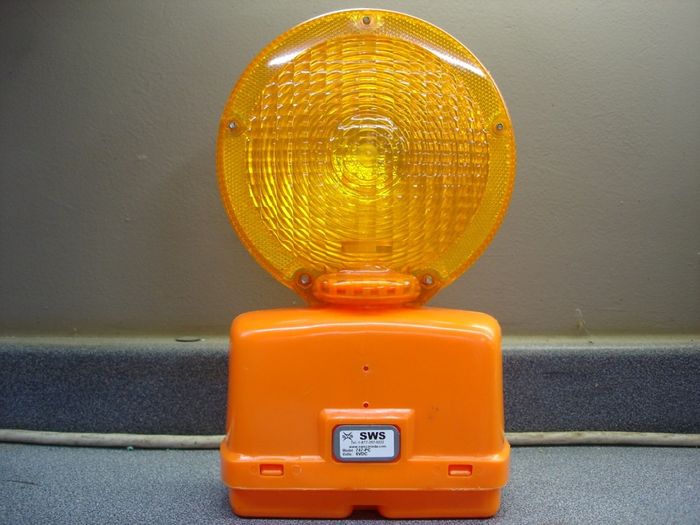 Barricade Light
Here is a SWS Warning Systems Inc 6V incandescent barricade light with a photocell.

Made in: Canada
Keywords: Traffic_Lights