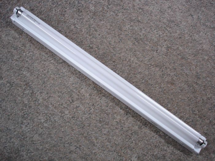 Lithonia Fixture
Here is a Lithonia F14T5 fluorescent strip. 

Manufactured: January 2009
Keywords: Indoor_Fixtures